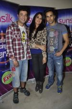 Varun Sharma, Richa Chadda, Pulkit Samrat with Fukrey stars on the sets of India_s dancing superstars in Filmcity, Mumbai on 29th May 2013 ( (3).JPG